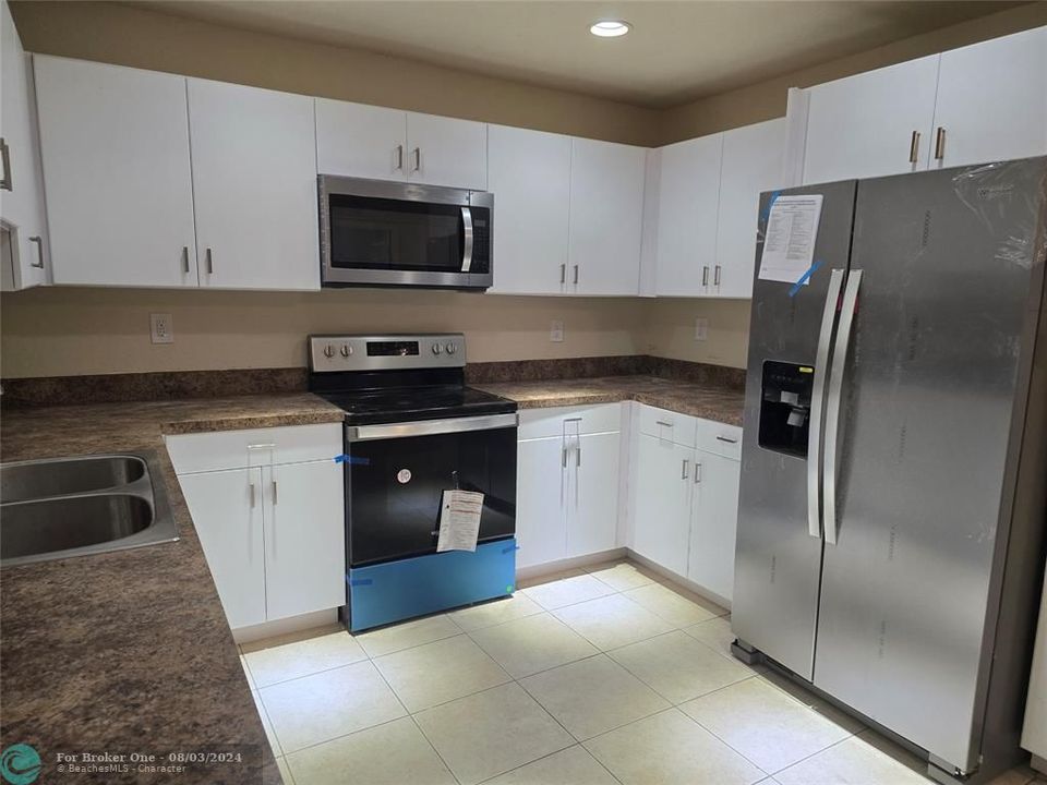 Active With Contract: $3,250 (4 beds, 2 baths, 1292 Square Feet)