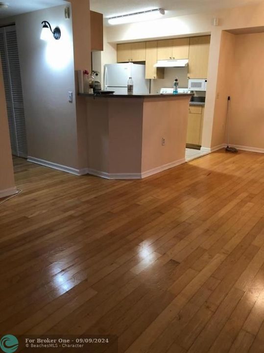 For Sale: $225,000 (1 beds, 1 baths, 793 Square Feet)