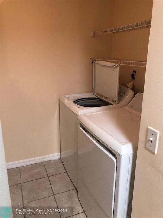 For Sale: $225,000 (1 beds, 1 baths, 793 Square Feet)