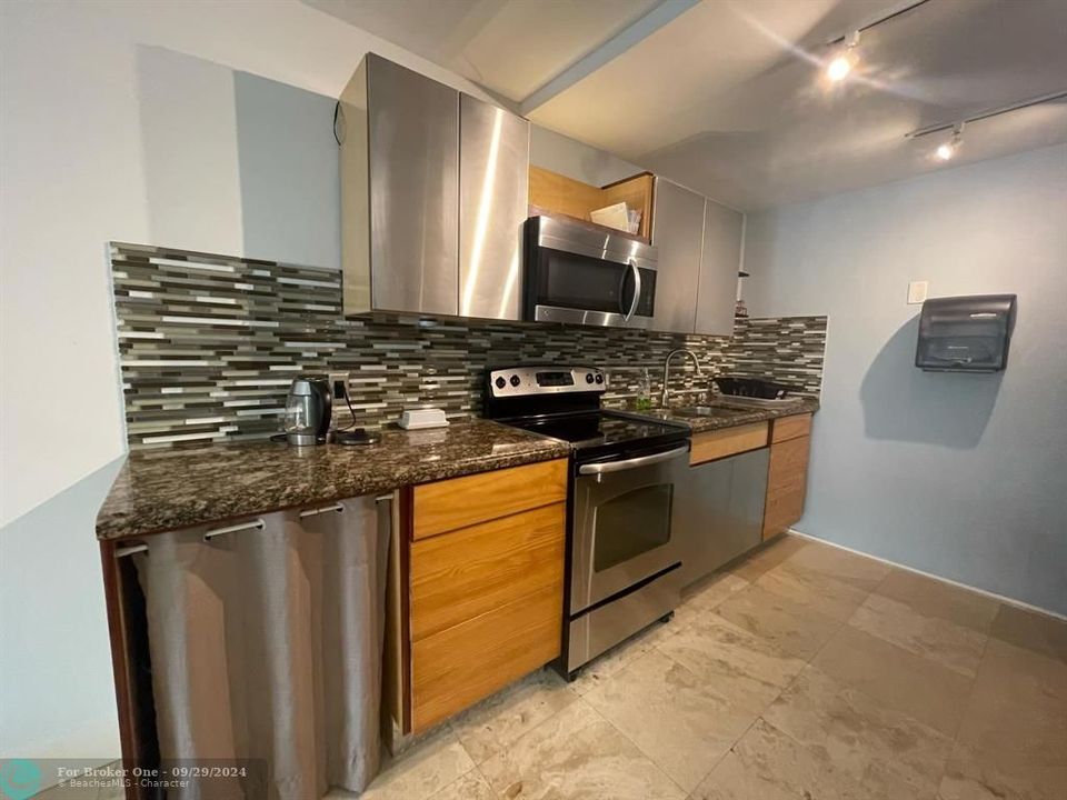 For Sale: $200,000 (1 beds, 1 baths, 750 Square Feet)