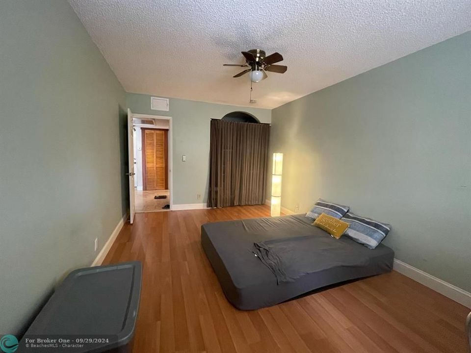 For Sale: $200,000 (1 beds, 1 baths, 750 Square Feet)