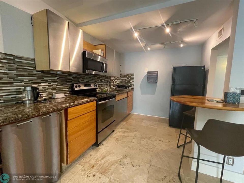 For Sale: $200,000 (1 beds, 1 baths, 750 Square Feet)