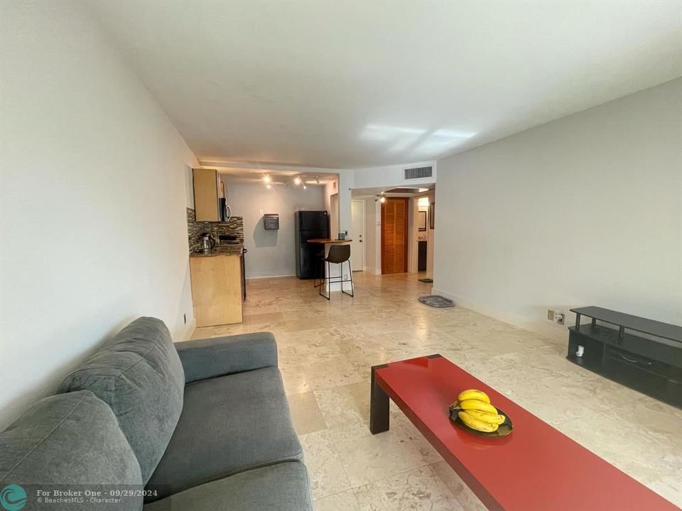 For Sale: $200,000 (1 beds, 1 baths, 750 Square Feet)