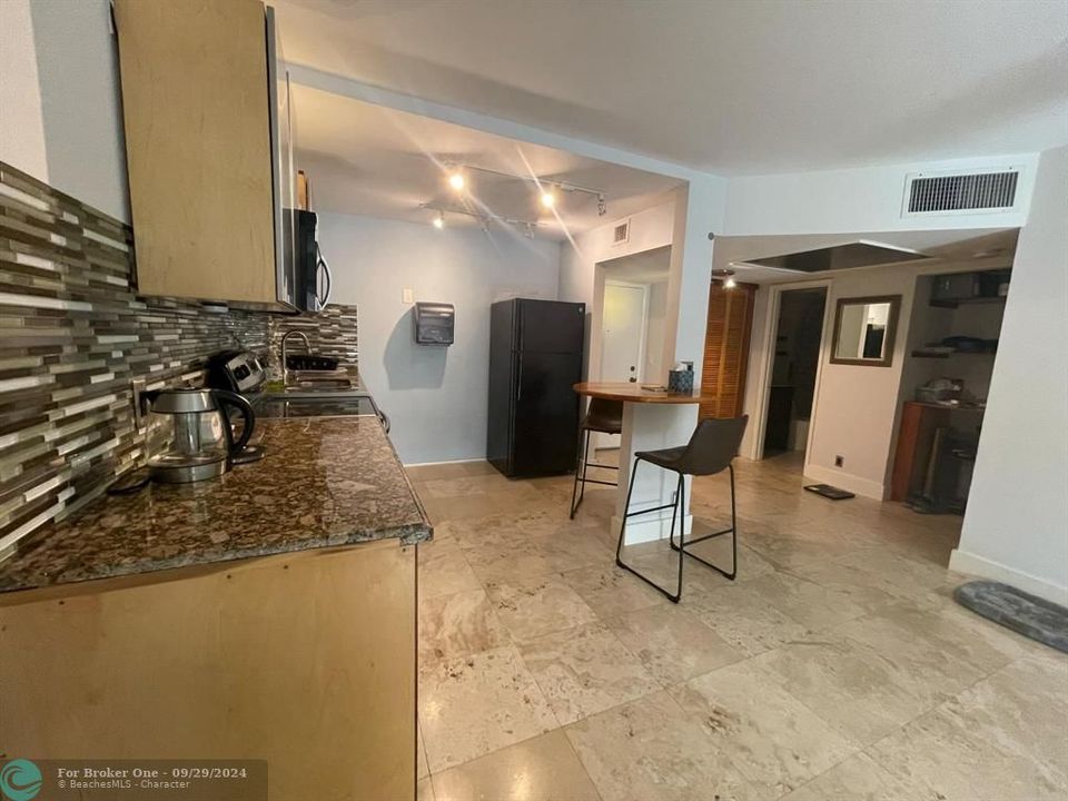 For Sale: $200,000 (1 beds, 1 baths, 750 Square Feet)