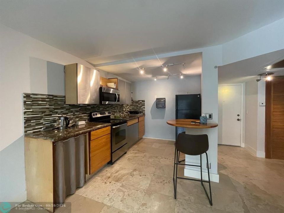 For Sale: $200,000 (1 beds, 1 baths, 750 Square Feet)