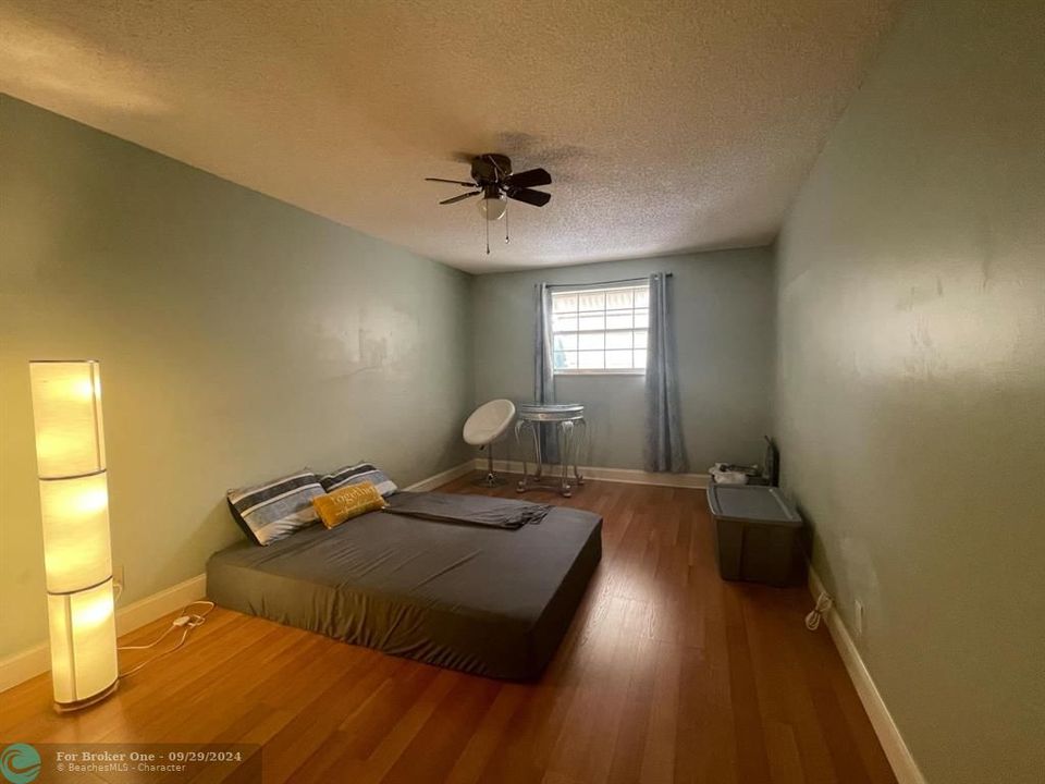 For Sale: $200,000 (1 beds, 1 baths, 750 Square Feet)