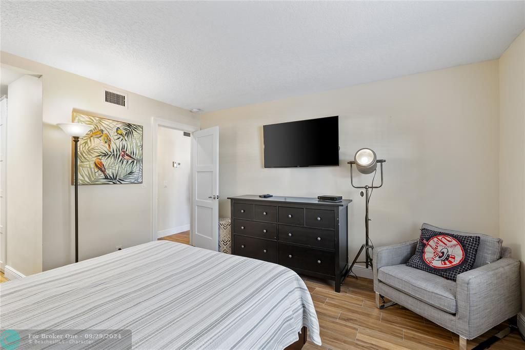 For Sale: $309,000 (1 beds, 1 baths, 850 Square Feet)