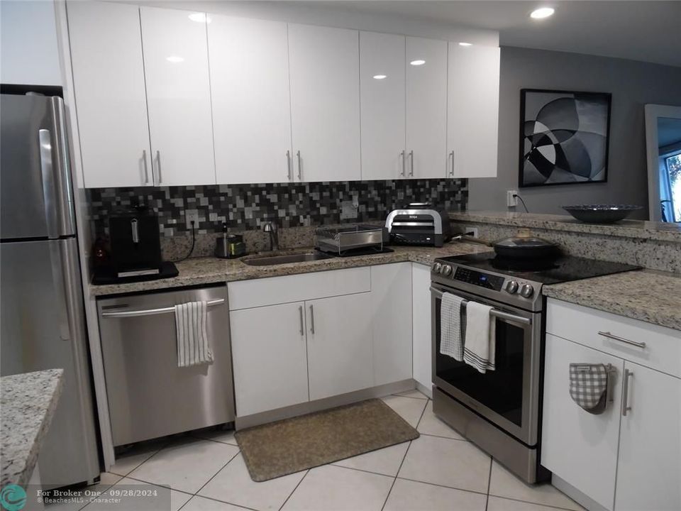 Active With Contract: $2,150 (2 beds, 2 baths, 928 Square Feet)