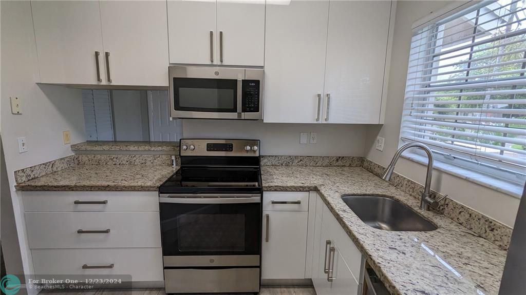 Active With Contract: $2,100 (2 beds, 2 baths, 854 Square Feet)