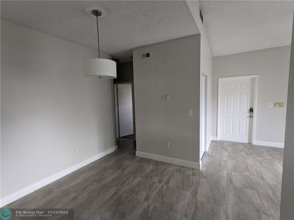 Active With Contract: $2,100 (2 beds, 2 baths, 854 Square Feet)