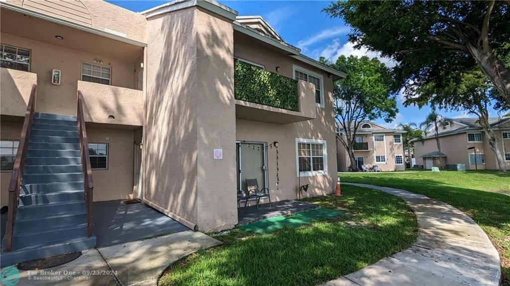 Active With Contract: $1,800 (1 beds, 1 baths, 628 Square Feet)