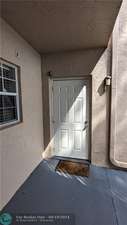 Active With Contract: $1,800 (1 beds, 1 baths, 628 Square Feet)