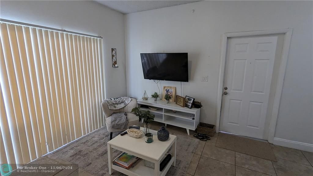 Active With Contract: $1,800 (1 beds, 1 baths, 628 Square Feet)