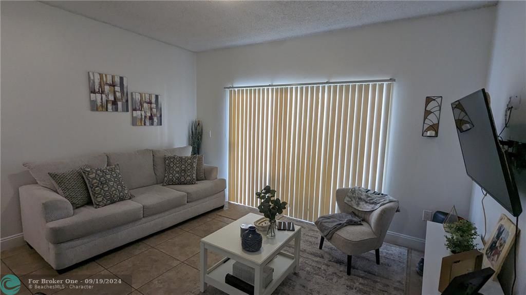 Active With Contract: $1,800 (1 beds, 1 baths, 628 Square Feet)