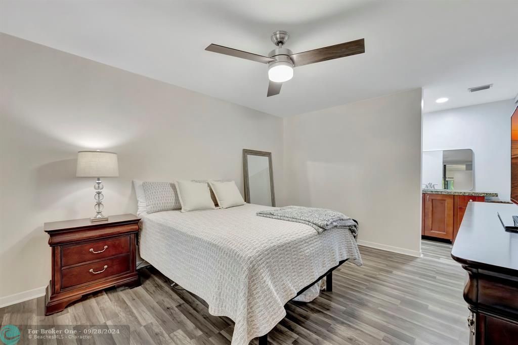 Active With Contract: $245,000 (2 beds, 2 baths, 978 Square Feet)