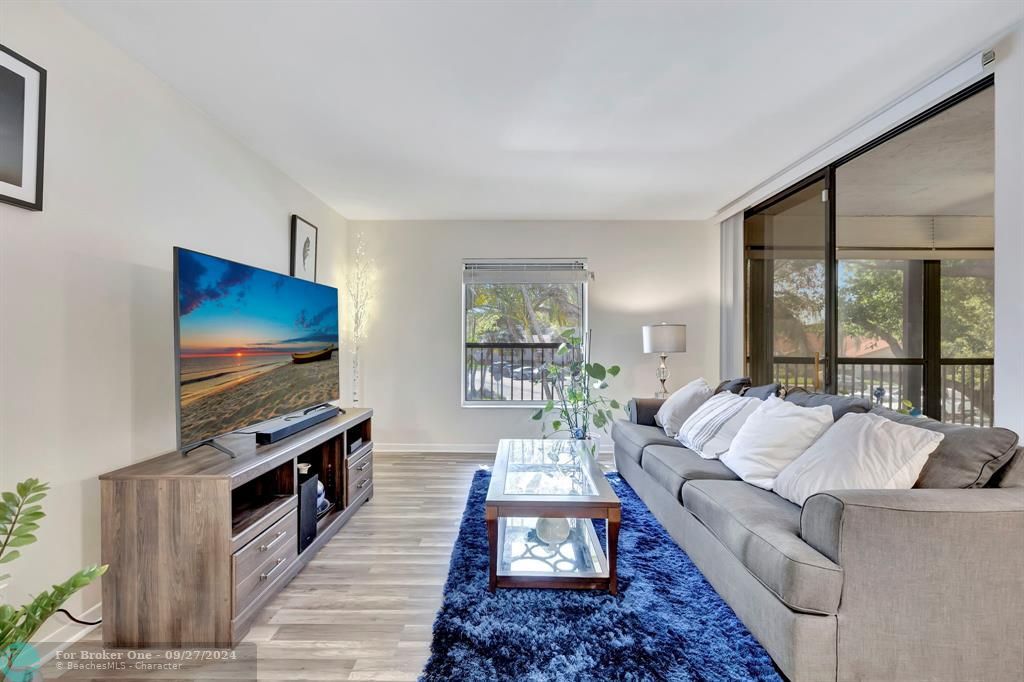 Active With Contract: $245,000 (2 beds, 2 baths, 978 Square Feet)