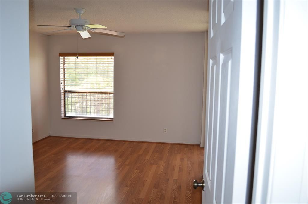 Recently Rented: $1,950 (2 beds, 2 baths, 930 Square Feet)