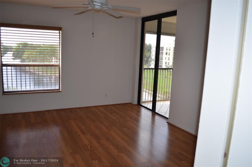 Recently Rented: $1,950 (2 beds, 2 baths, 930 Square Feet)