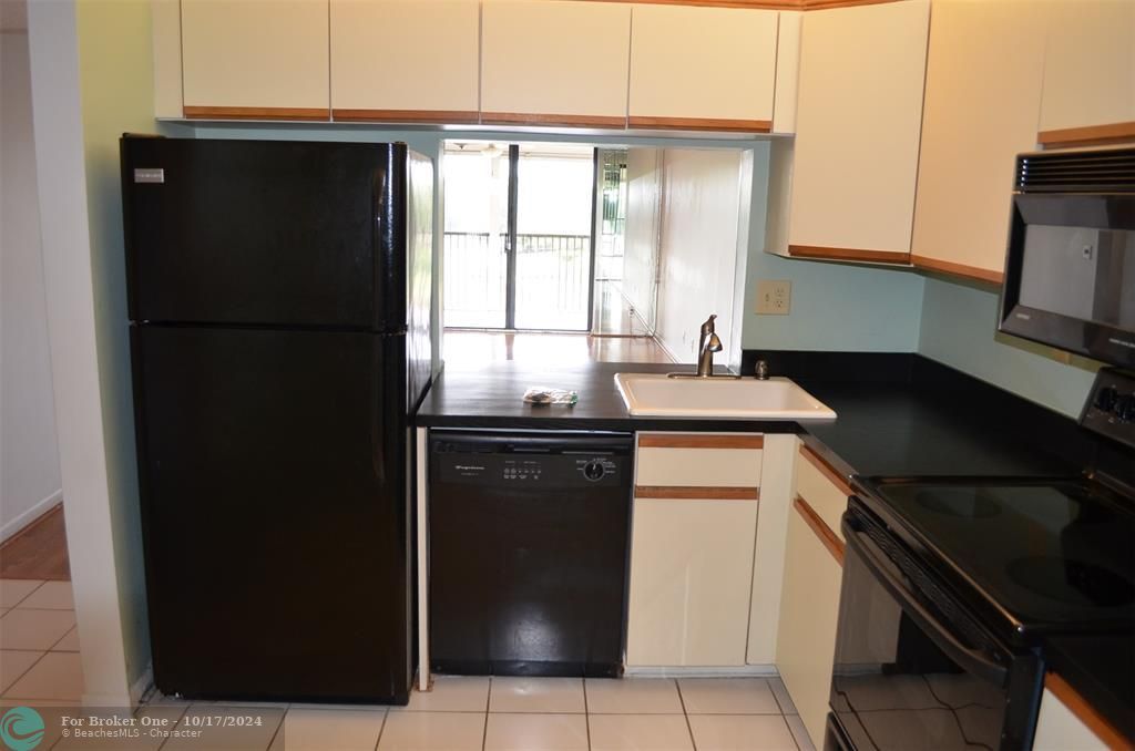 Recently Rented: $1,950 (2 beds, 2 baths, 930 Square Feet)