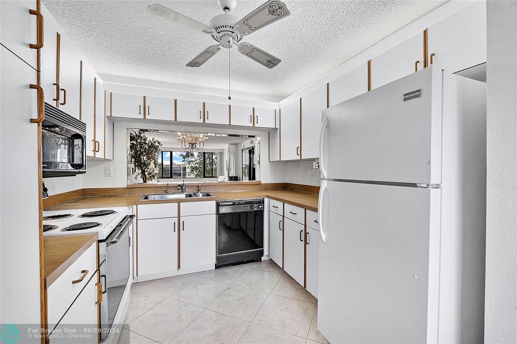 For Sale: $199,900 (2 beds, 2 baths, 1222 Square Feet)