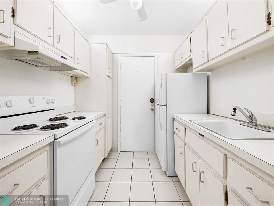 Active With Contract: $220,000 (1 beds, 1 baths, 570 Square Feet)