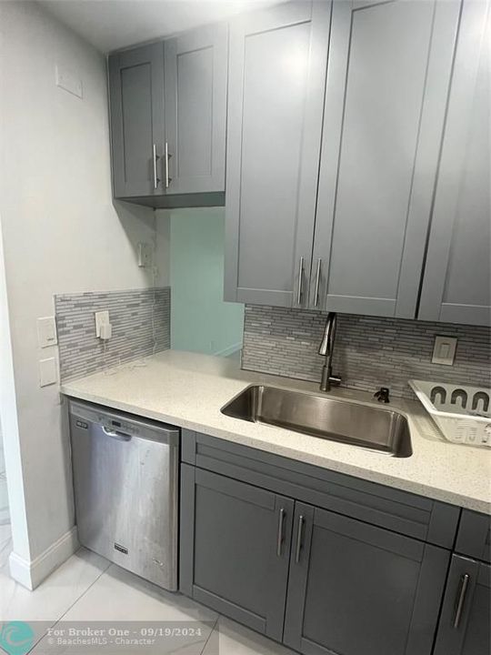 Active With Contract: $1,900 (2 beds, 2 baths, 1080 Square Feet)