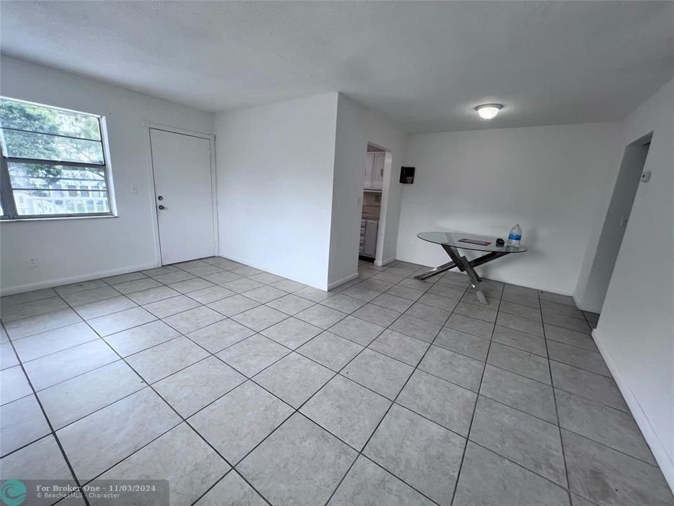 Active With Contract: $1,450 (1 beds, 1 baths, 713 Square Feet)