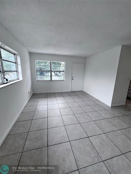 Active With Contract: $1,450 (1 beds, 1 baths, 713 Square Feet)