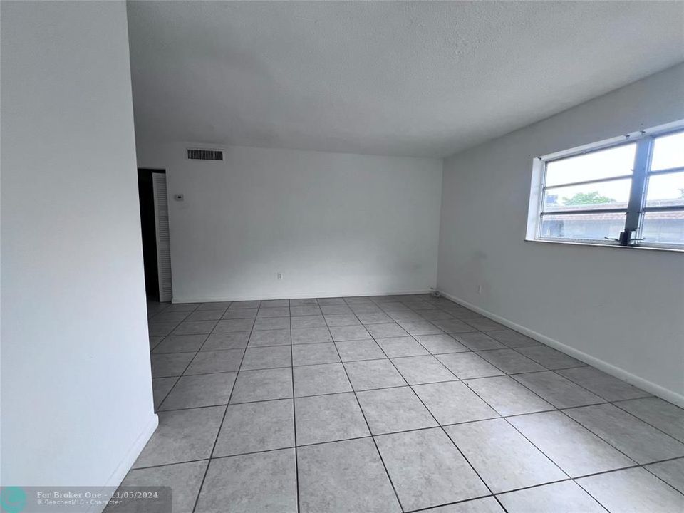 Active With Contract: $1,450 (1 beds, 1 baths, 713 Square Feet)