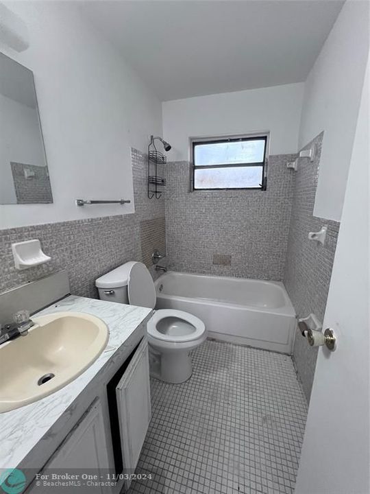 Active With Contract: $1,450 (1 beds, 1 baths, 713 Square Feet)