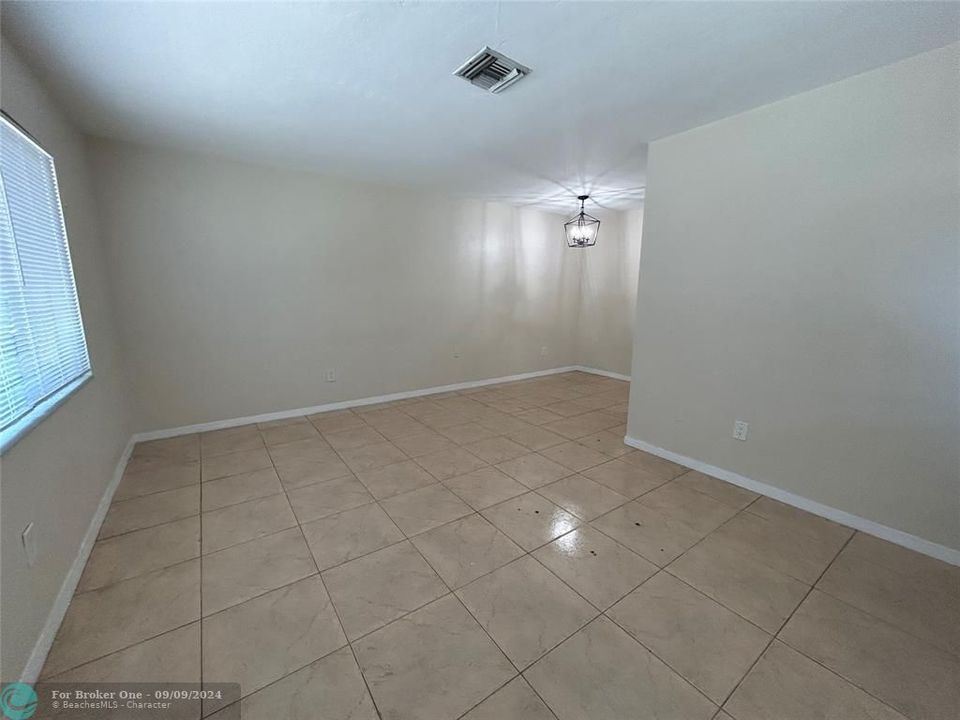 For Sale: $2,300 (1 beds, 1 baths, 800 Square Feet)