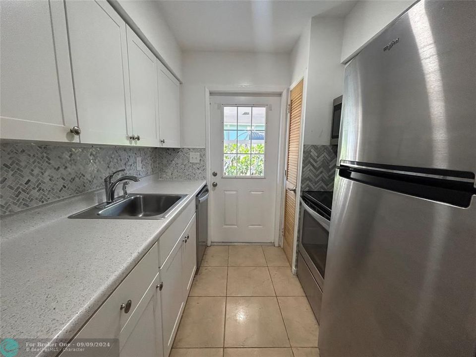 For Sale: $2,300 (1 beds, 1 baths, 800 Square Feet)