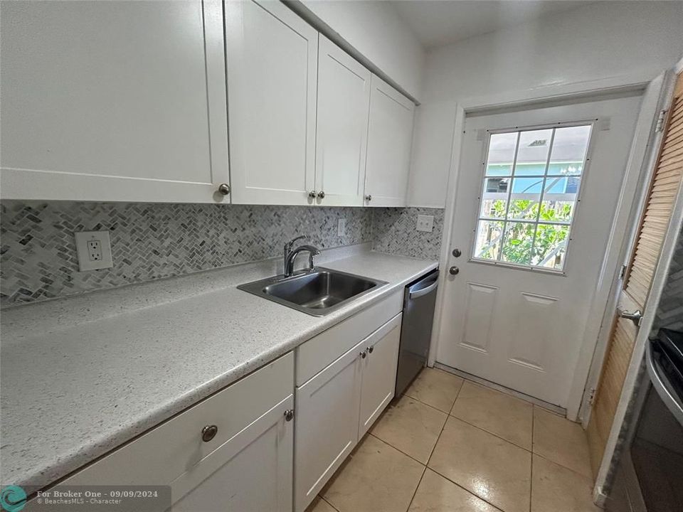 For Sale: $2,300 (1 beds, 1 baths, 800 Square Feet)