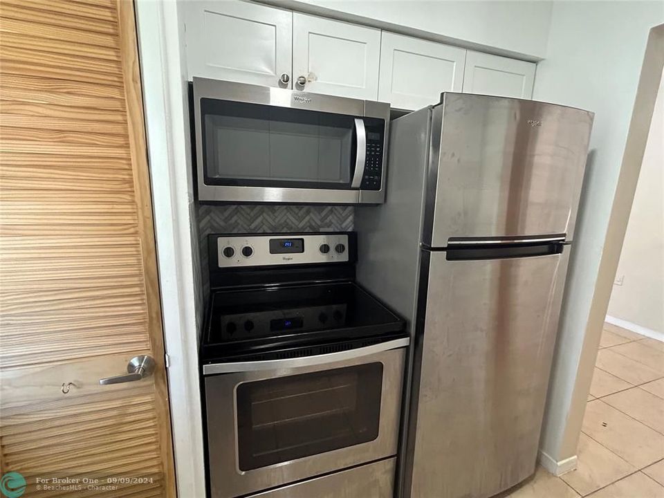 For Sale: $2,300 (1 beds, 1 baths, 800 Square Feet)