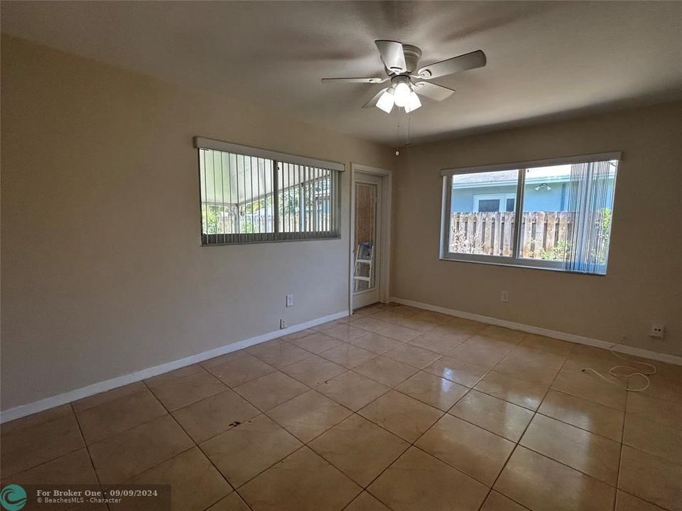 For Sale: $2,300 (1 beds, 1 baths, 800 Square Feet)