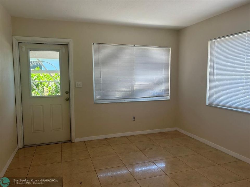 For Sale: $2,300 (1 beds, 1 baths, 800 Square Feet)