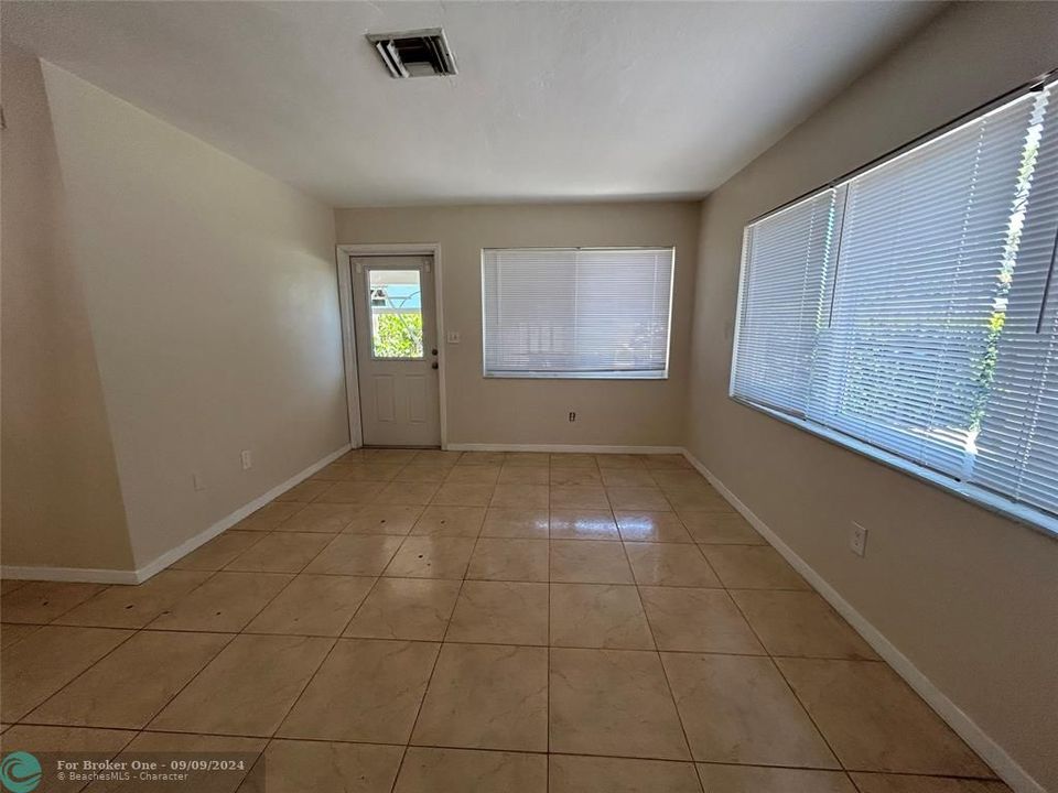 For Sale: $2,300 (1 beds, 1 baths, 800 Square Feet)