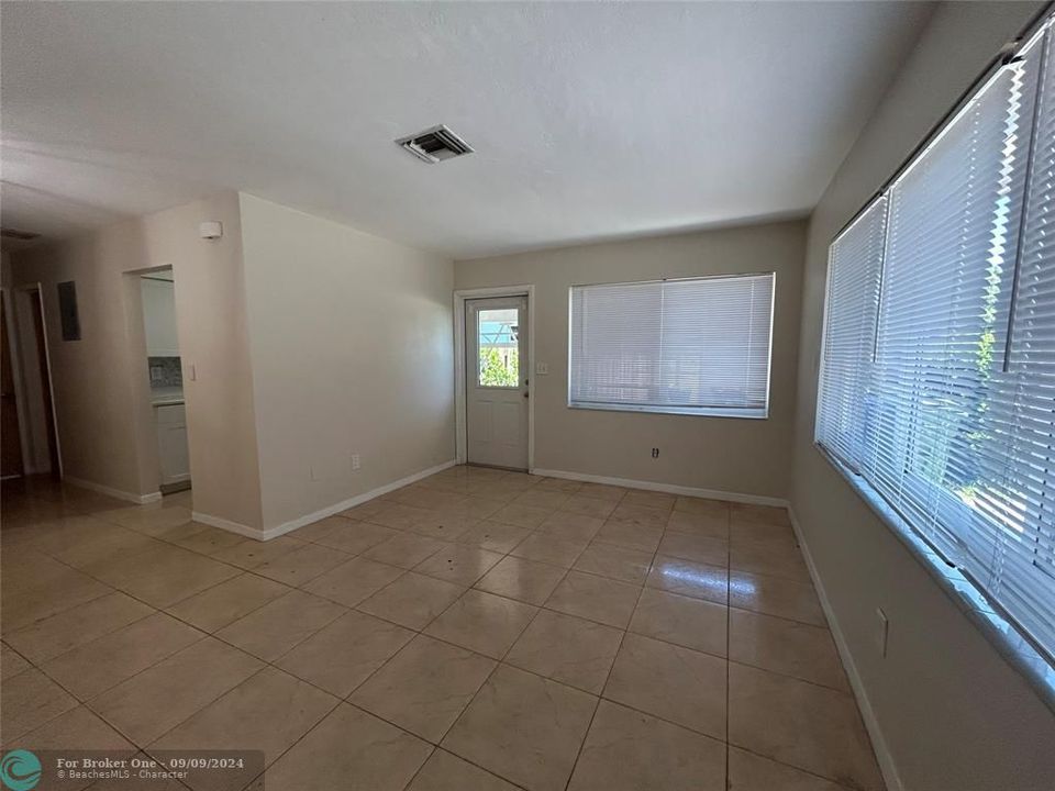 For Sale: $2,300 (1 beds, 1 baths, 800 Square Feet)