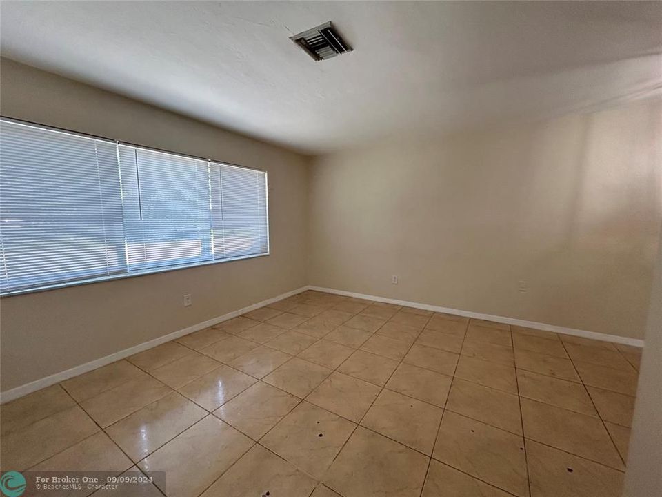 For Sale: $2,300 (1 beds, 1 baths, 800 Square Feet)