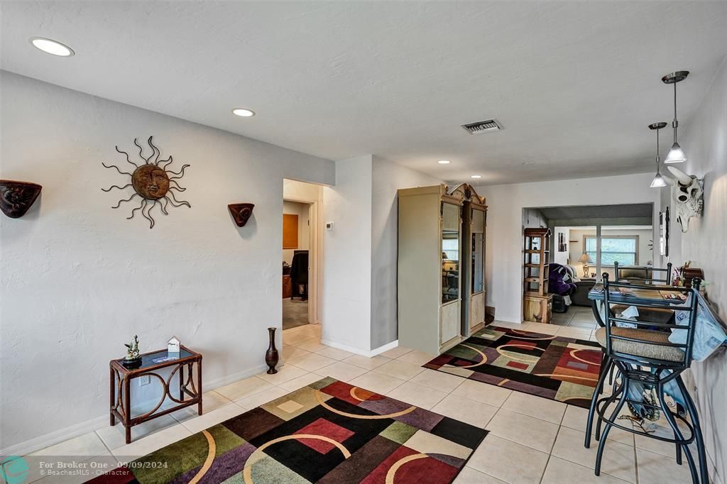 Active With Contract: $425,000 (3 beds, 2 baths, 1290 Square Feet)