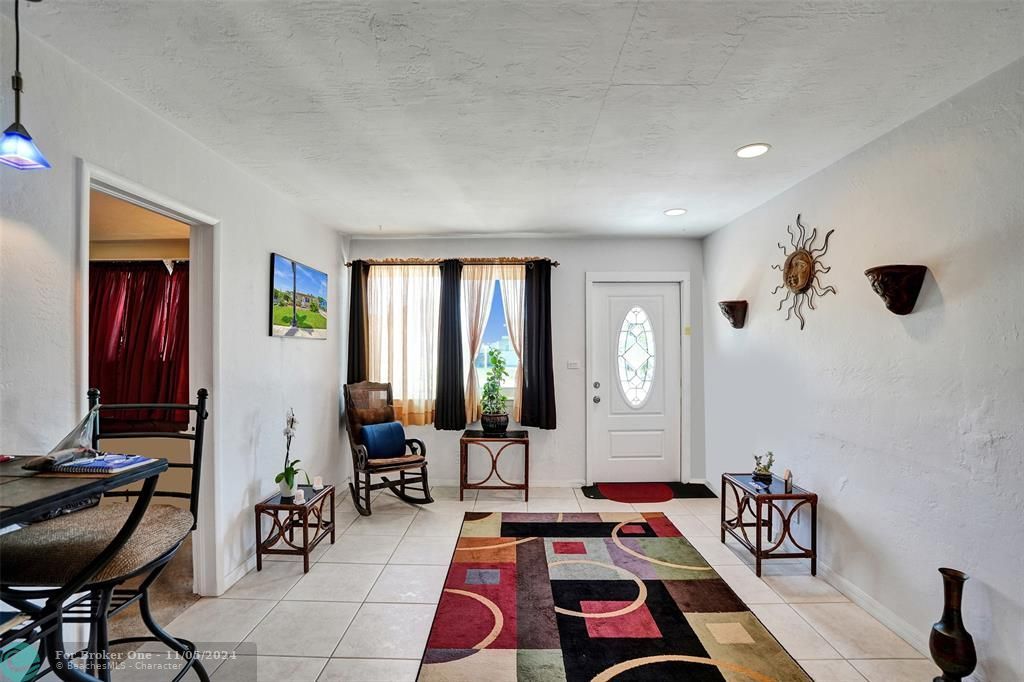 Active With Contract: $425,000 (3 beds, 2 baths, 1290 Square Feet)