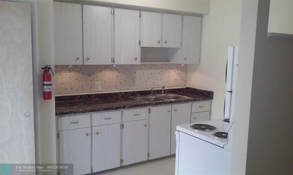 Active With Contract: $1,895 (1 beds, 1 baths, 450 Square Feet)