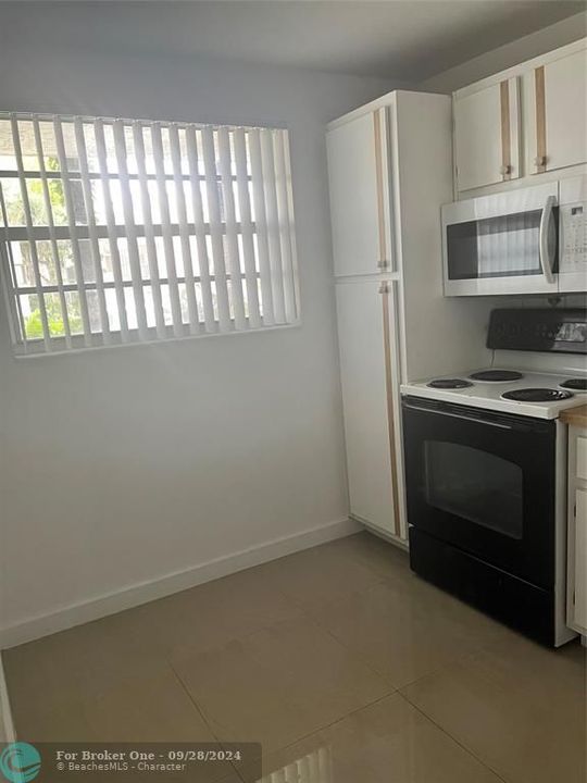 Active With Contract: $1,900 (2 beds, 2 baths, 1031 Square Feet)