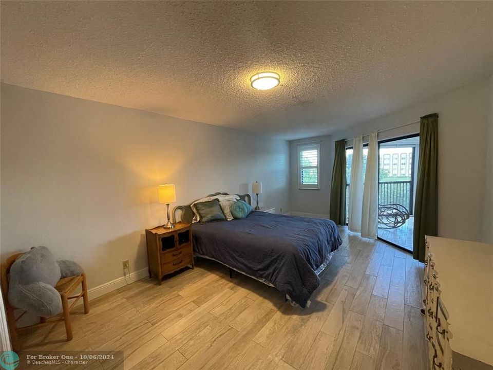 Active With Contract: $279,000 (2 beds, 2 baths, 1500 Square Feet)