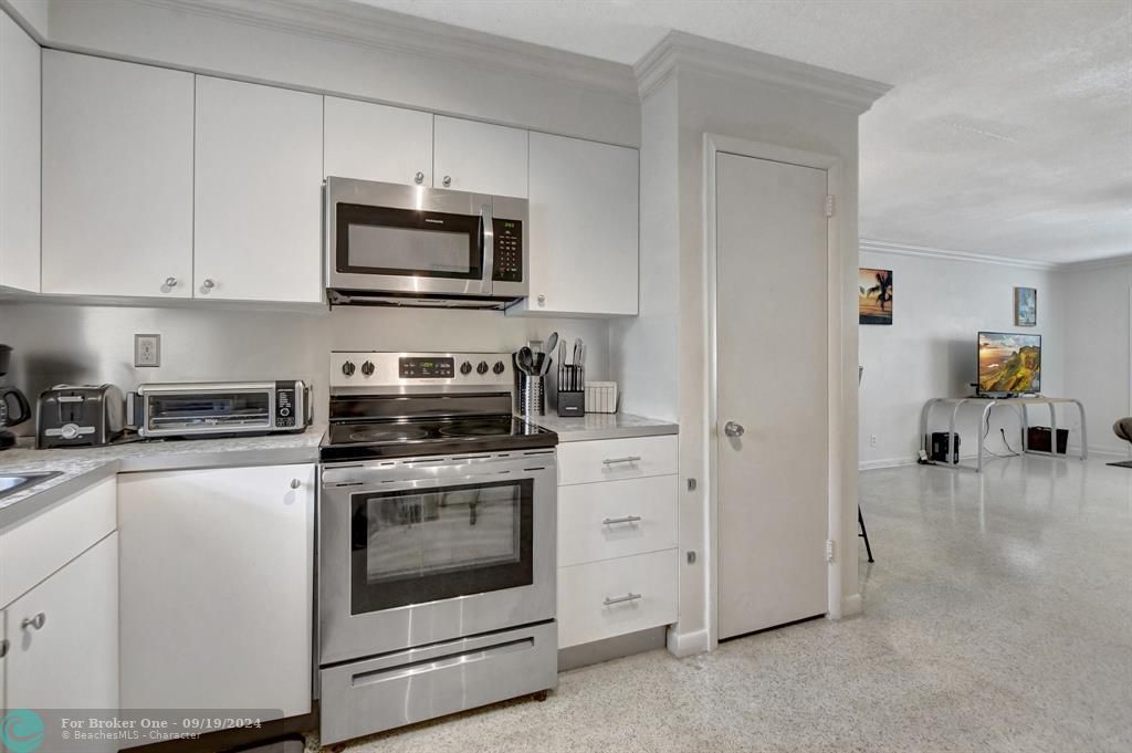 For Sale: $3,100 (2 beds, 1 baths, 3241 Square Feet)