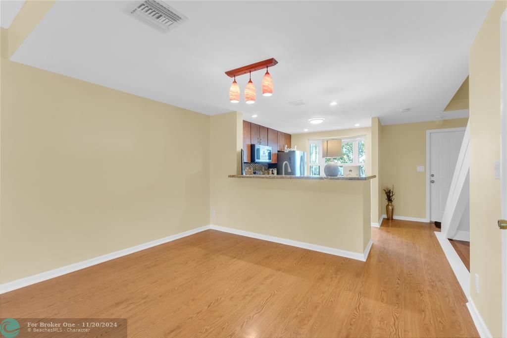 For Sale: $425,000 (2 beds, 1 baths, 1060 Square Feet)