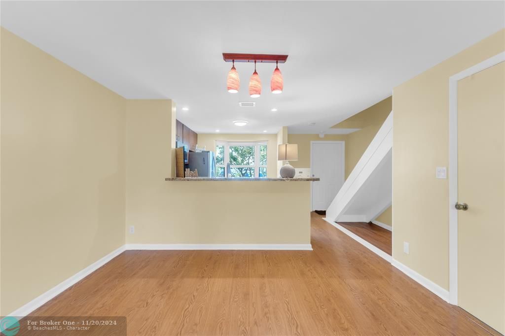 For Sale: $425,000 (2 beds, 1 baths, 1060 Square Feet)