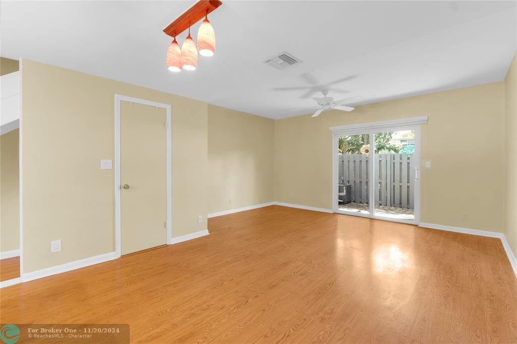 For Sale: $425,000 (2 beds, 1 baths, 1060 Square Feet)