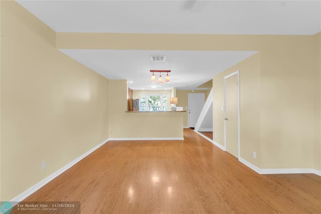 For Sale: $425,000 (2 beds, 1 baths, 1060 Square Feet)