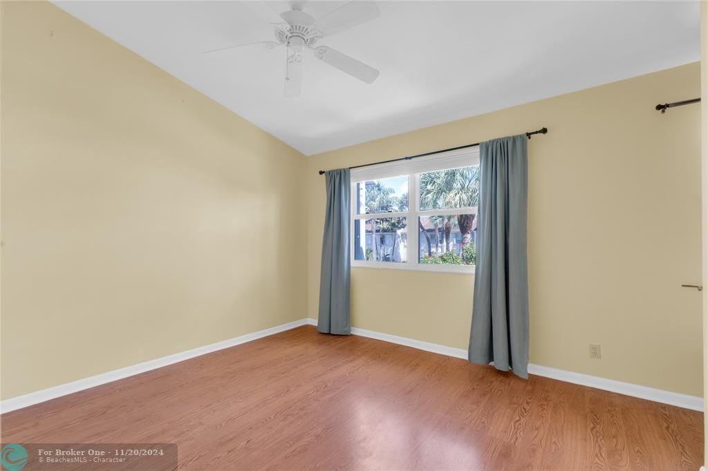 For Sale: $425,000 (2 beds, 1 baths, 1060 Square Feet)